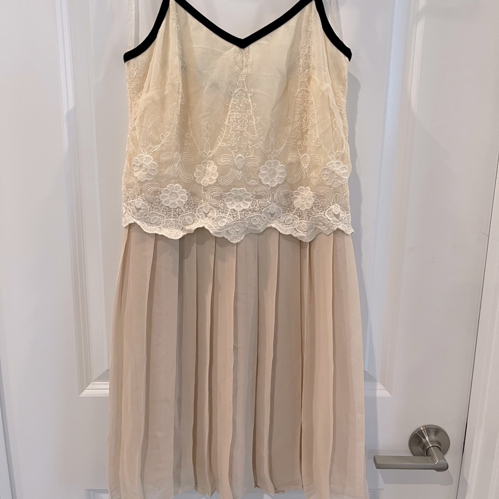 Beautiful cream lace by Maison Jules. Size small.